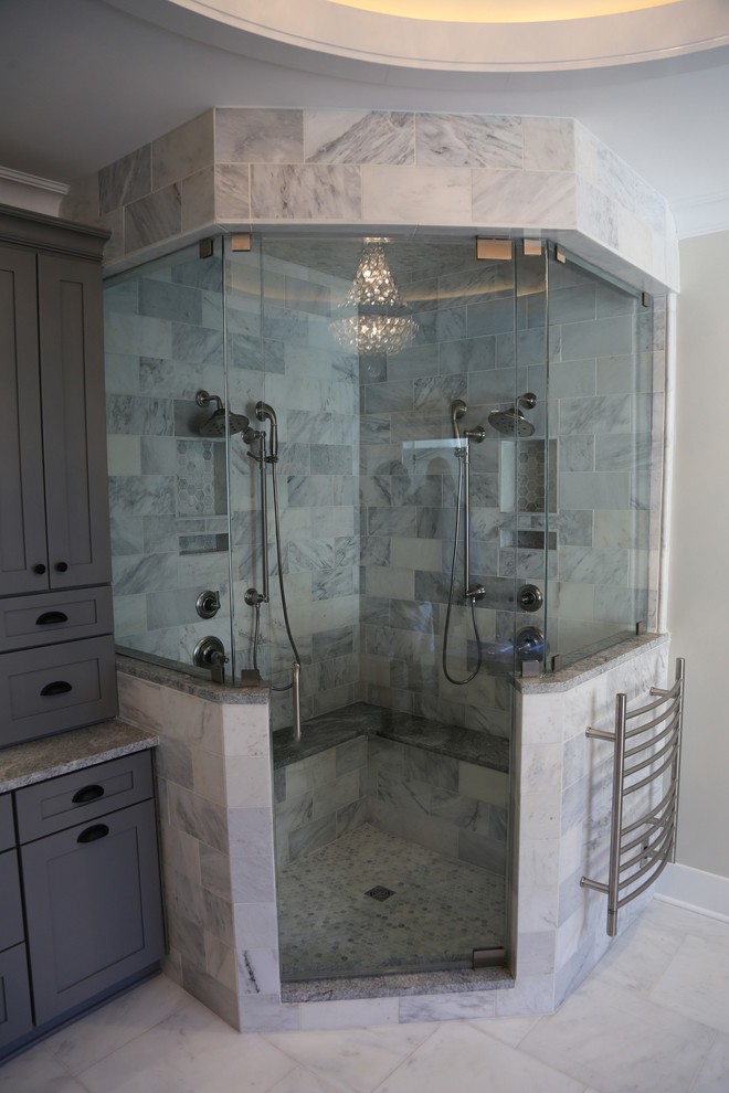 Пример оригинального дизайна: большая главная ванная комната в стиле неоклассика (современная классика) с угловым душем, серой плиткой, керамической плиткой, серыми стенами и полом из керамогранита