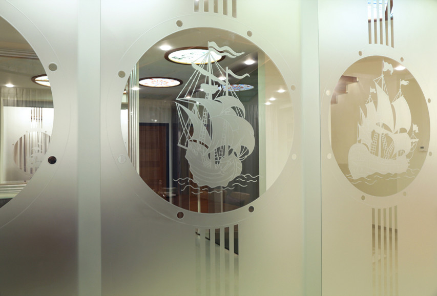 Коттедж "Яхта на причале". 1 этаж. Стеклянная перегородка