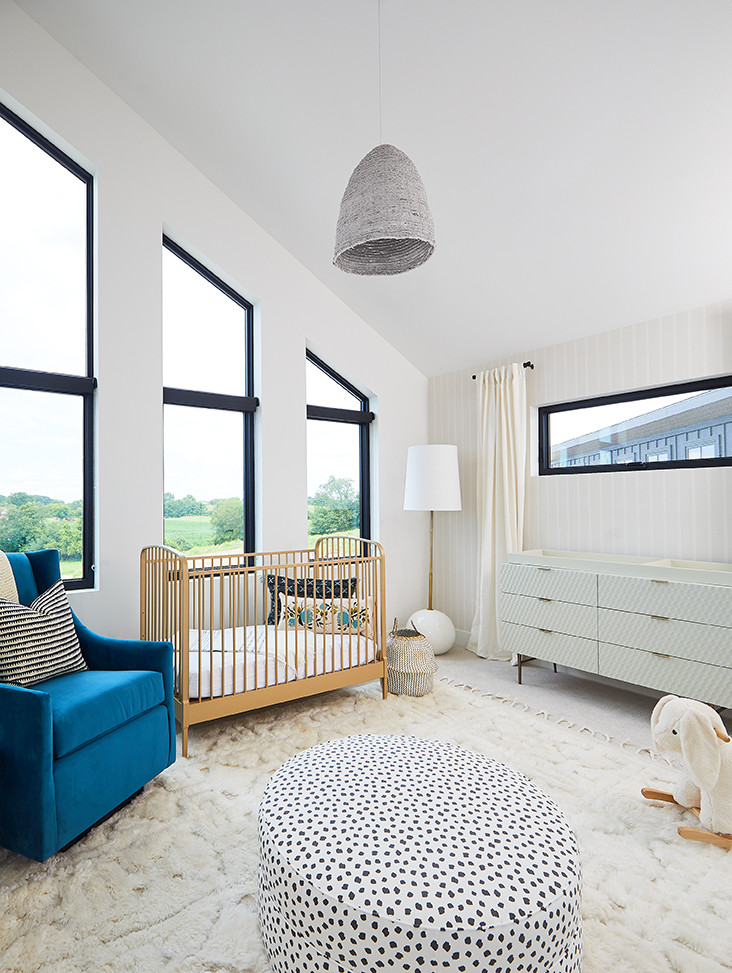 Идея дизайна: нейтральная комната для малыша среднего размера в современном стиле с белыми стенами, ковровым покрытием, бежевым полом, сводчатым потолком и обоями на стенах