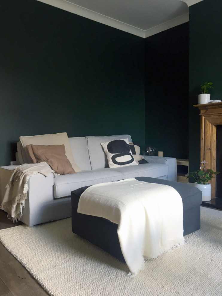 Idee per un soggiorno chic di medie dimensioni con pareti verdi, parquet scuro, camino classico, cornice del camino in legno e pavimento bianco