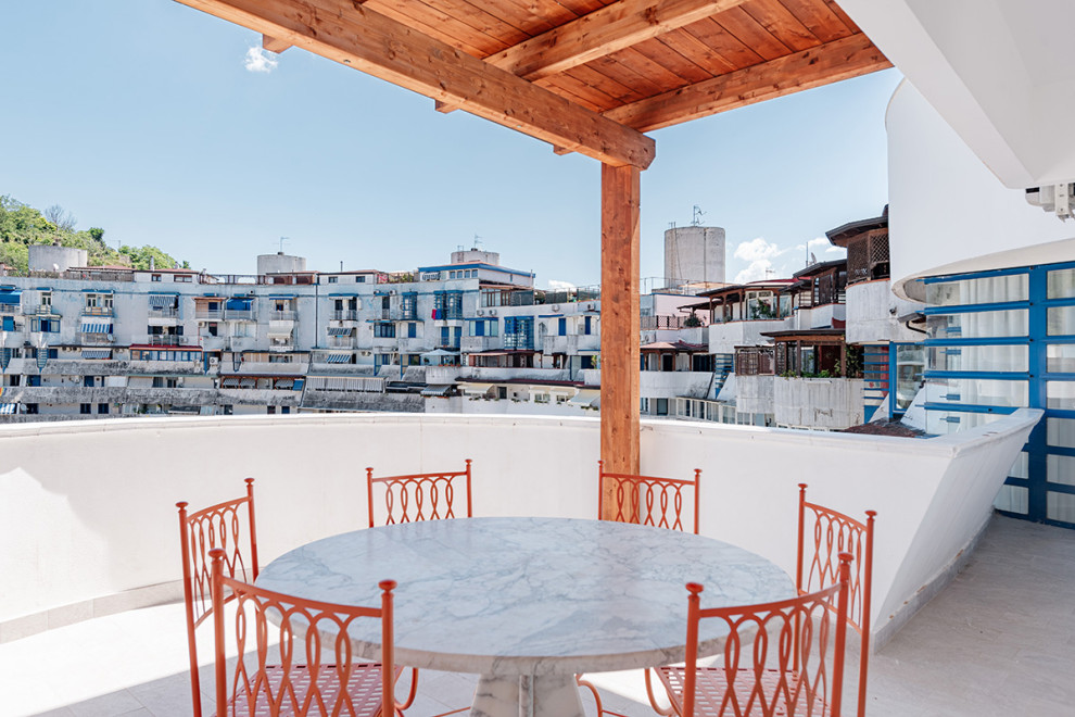 Moderne Pergola Terrasse in Neapel