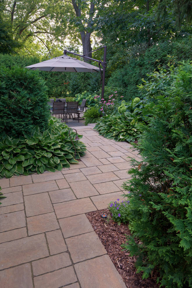 Inspiration for a traditional garden in Toronto with natural stone pavers.
