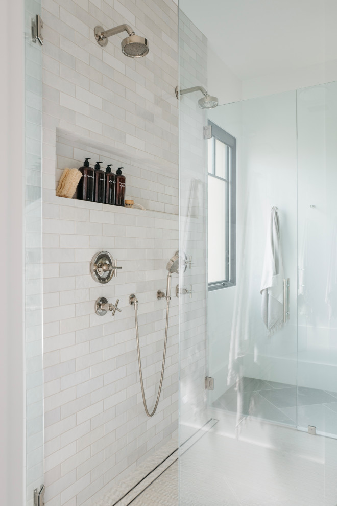 Inspiration för stora klassiska vitt badrum med dusch, med öppna hyllor, bruna skåp, en toalettstol med hel cisternkåpa, vit kakel, vita väggar, cementgolv, ett undermonterad handfat, marmorbänkskiva och svart golv
