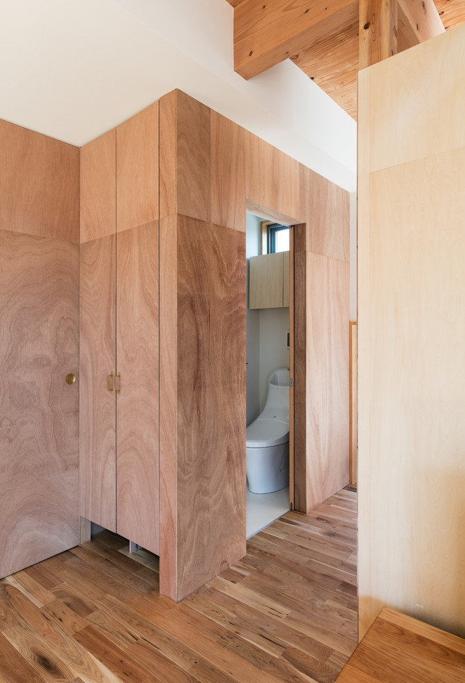 他の地域にあるコンテンポラリースタイルのおしゃれなトイレ・洗面所の写真