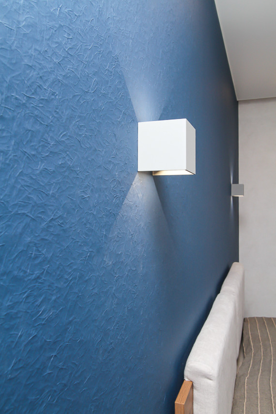 Квартира в современном стиле с яркими цветовыми акцентами.