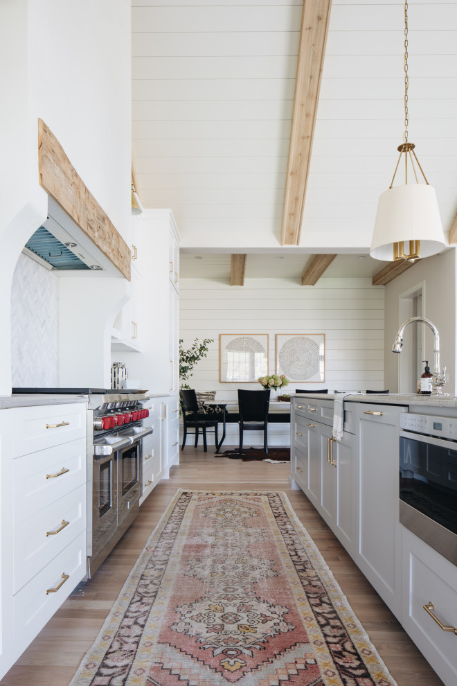 Transitional kitchen photo in Chicago