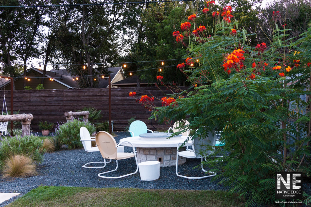Immagine di un giardino american style esposto in pieno sole di medie dimensioni e dietro casa in estate con ghiaia e recinzione in legno