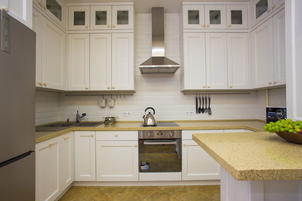 This is an example of a mid-sized transitional kitchen in Moscow.