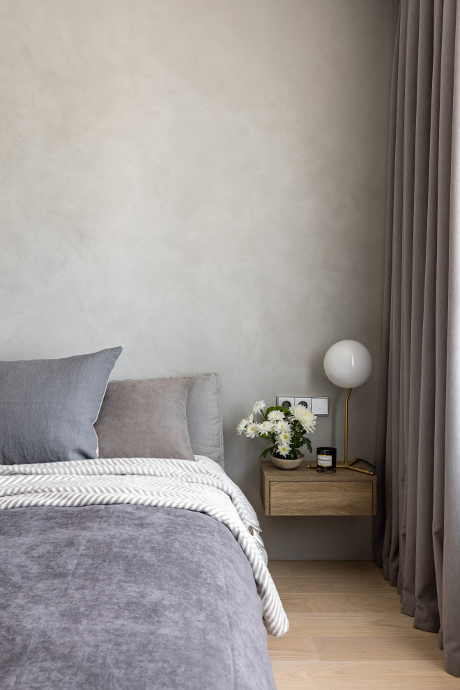 Diseño de dormitorio principal y gris y blanco contemporáneo pequeño con paredes grises, suelo de madera clara, suelo beige y todos los tratamientos de pared