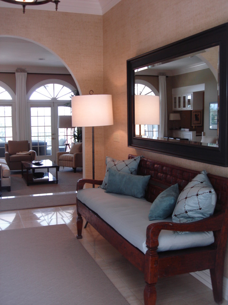 Example of a transitional entryway design in Austin