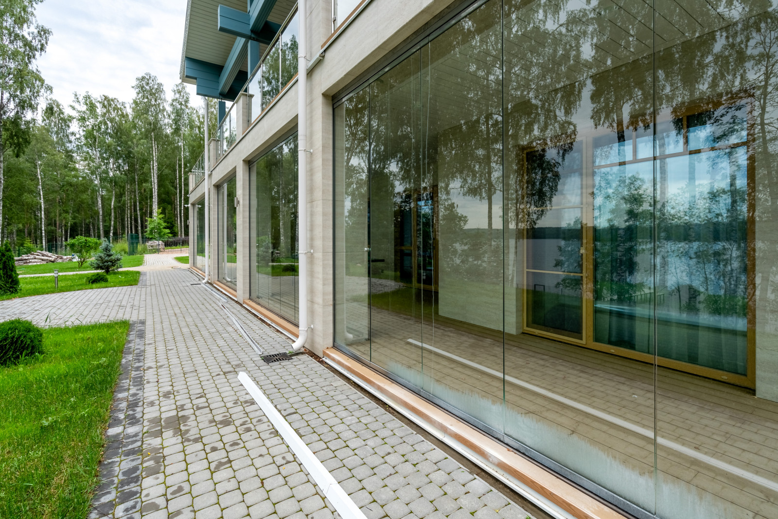 Современный коттедж на активном рельефе из комбинированных материалов