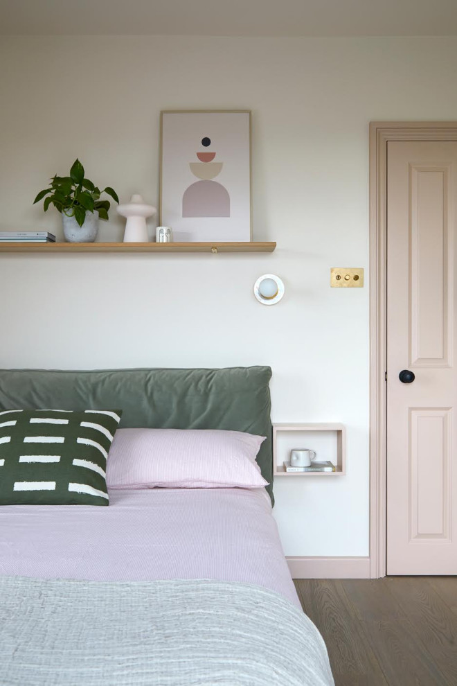 Diseño de dormitorio infantil moderno de tamaño medio con paredes rosas y suelo de madera clara