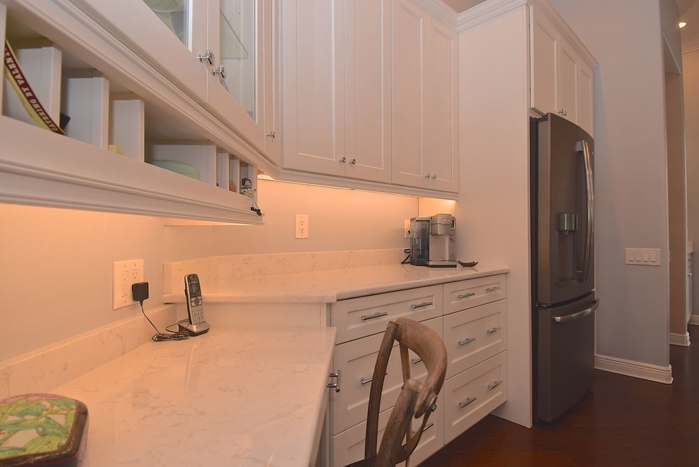 Transitional kitchen photo in Tampa