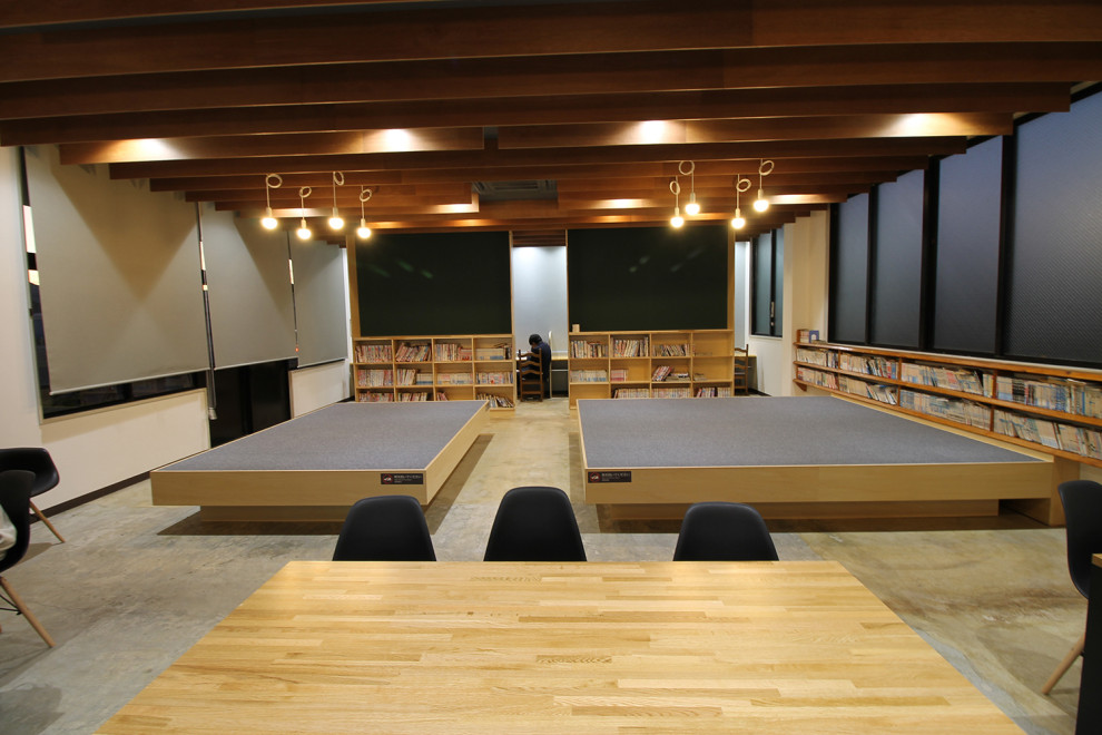 Immagine di un ufficio minimalista con pareti bianche, pavimento in cemento, scrivania autoportante, pavimento grigio, soffitto in perlinato e carta da parati