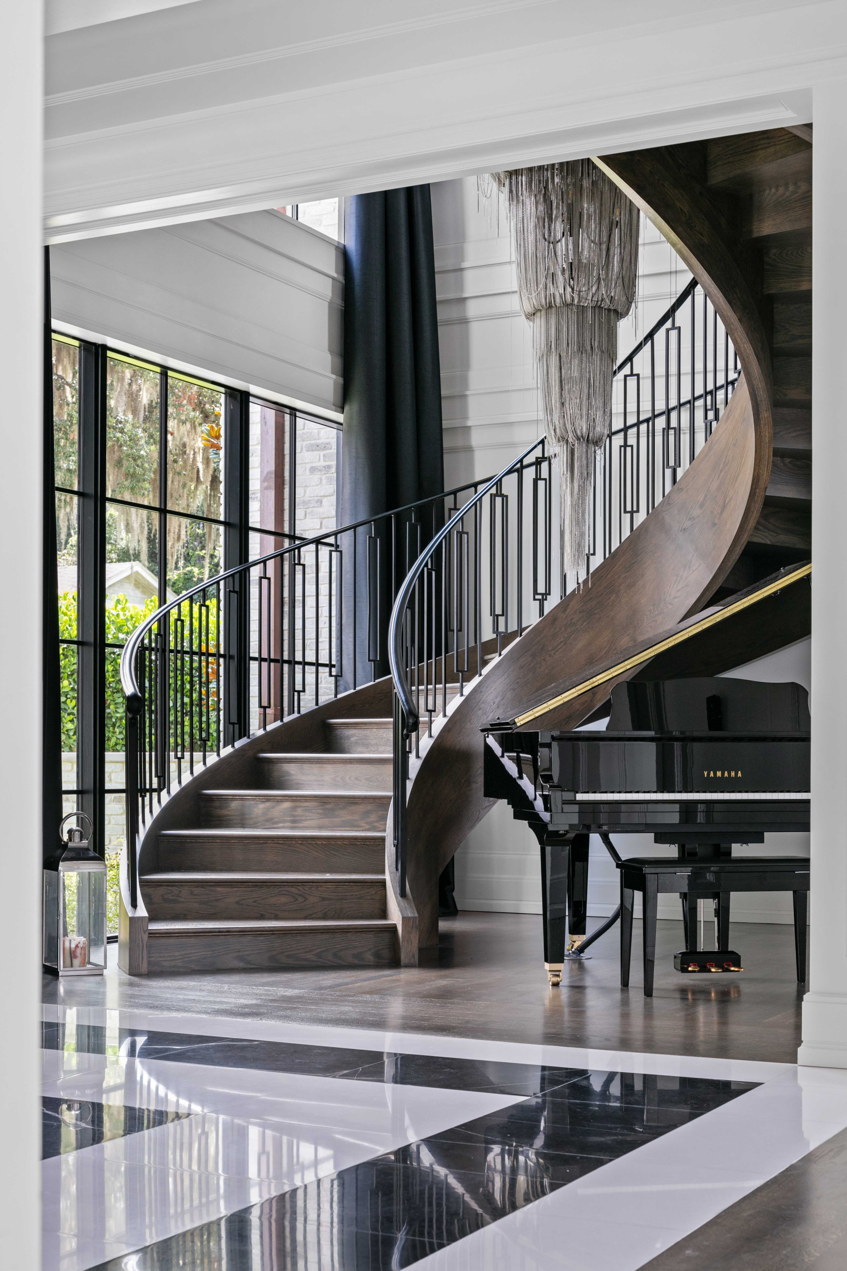 巨大なおしゃれならせん階段の画像 75選 - 2026 年 1月 | Houzz (ハウズ)