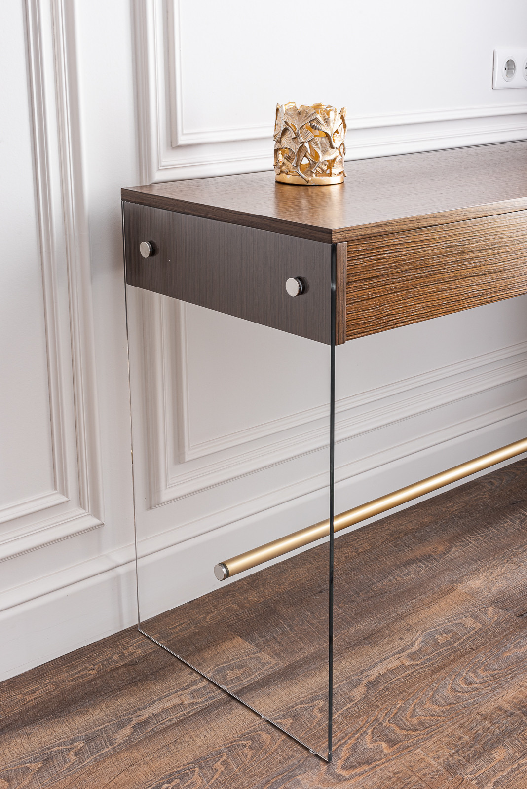 Стол на стеклянных опорах. Фрагмент