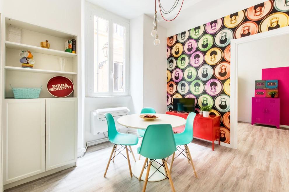 Immagine di una piccola sala da pranzo aperta verso il soggiorno eclettica con pareti bianche, pavimento in vinile, pavimento marrone e carta da parati