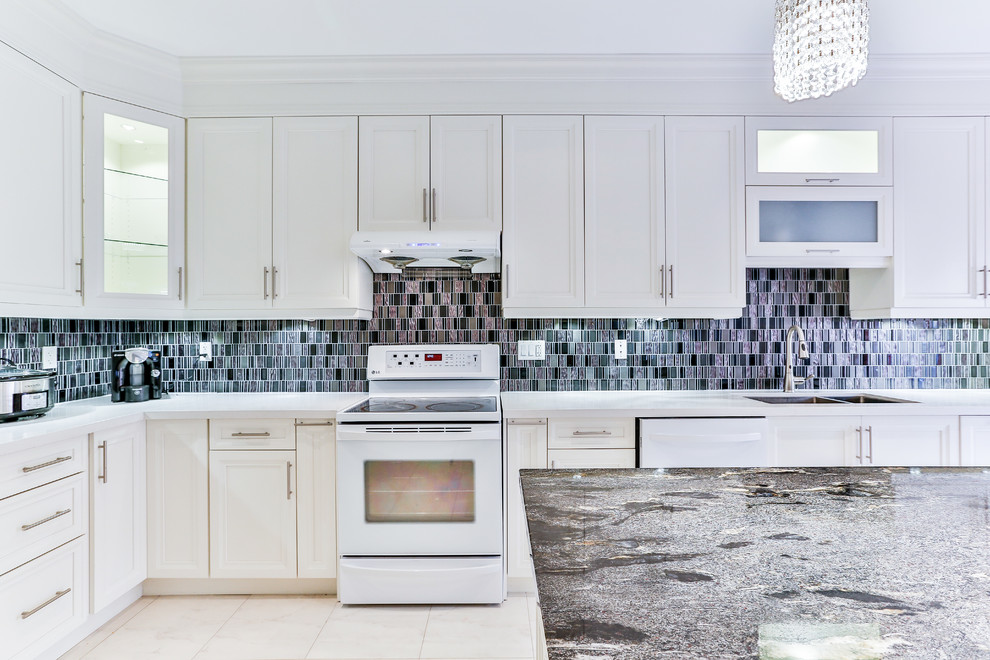 Kitchen - transitional kitchen idea in Toronto