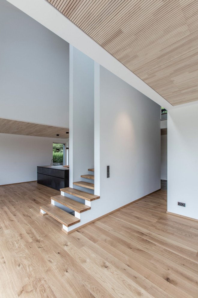 Großes, Offenes, Repräsentatives Modernes Wohnzimmer mit braunem Holzboden und Holzdecke in München