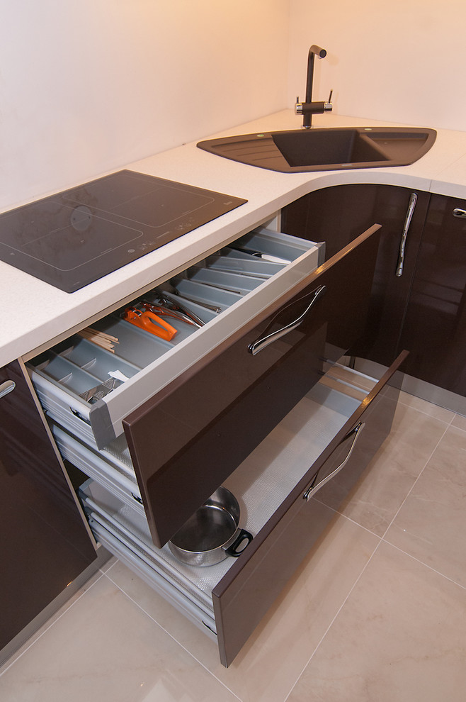 Кухня с фасадами темно-шоколадного цвета