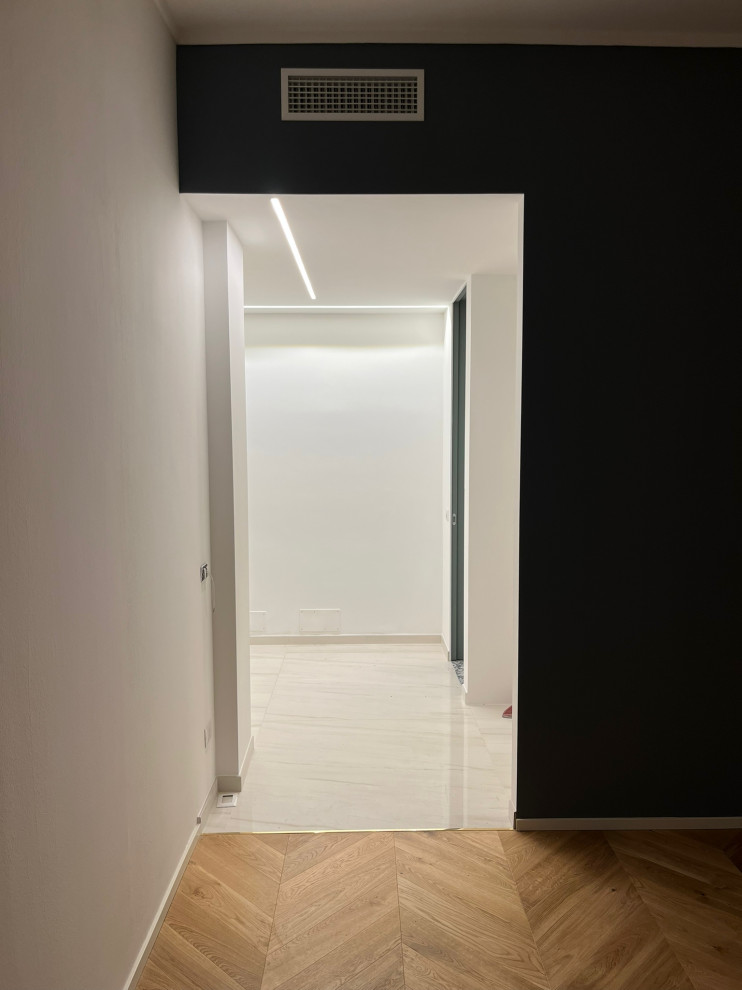 Ispirazione per un grande ingresso minimal con pareti bianche, pavimento con piastrelle in ceramica e pavimento bianco