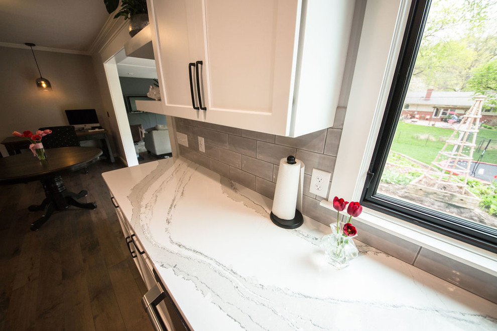 Kitchen - transitional kitchen idea in Omaha