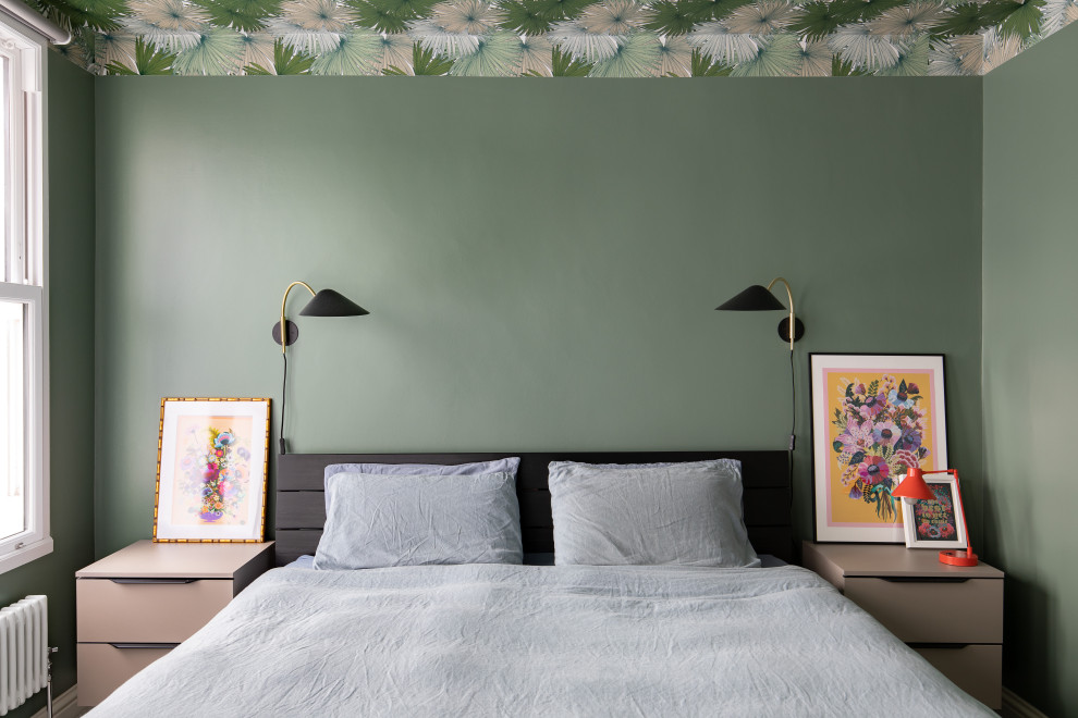 Свежая идея для дизайна: хозяйская спальня среднего размера с зелеными стенами, ковровым покрытием, серым полом, потолком с обоями и акцентной стеной - отличное фото интерьера