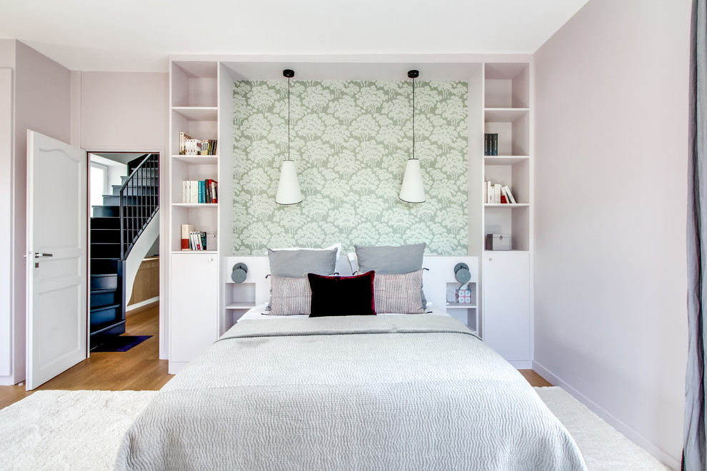 Exemple d'une chambre grise et rose tendance avec un mur rose et un sol en bois brun.