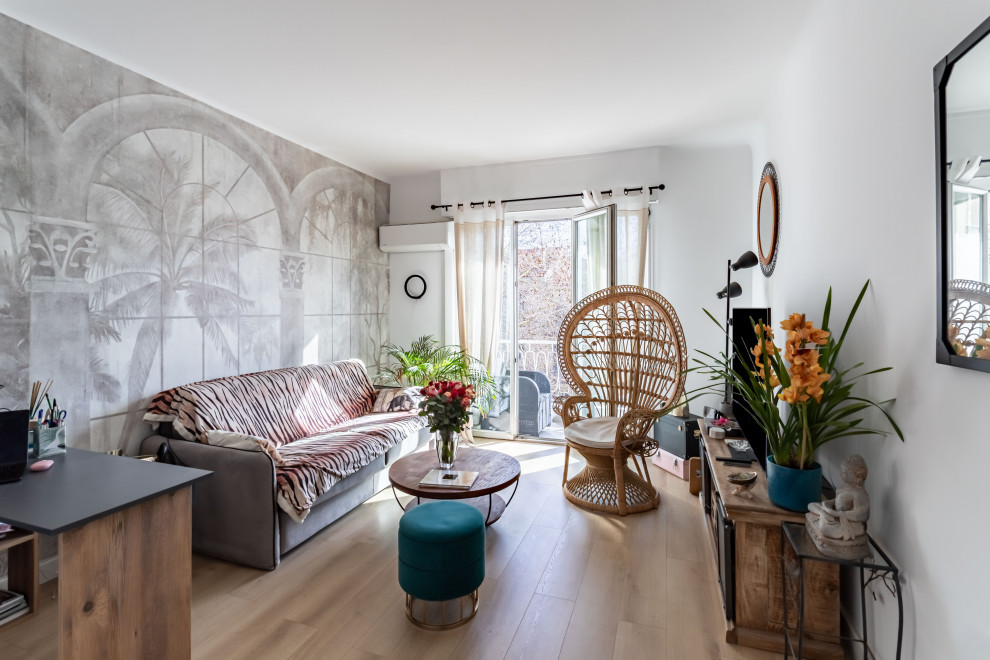 Exotisk inredning av ett mellanstort separat vardagsrum, med vita väggar, ljust trägolv, en fristående TV och beiget golv