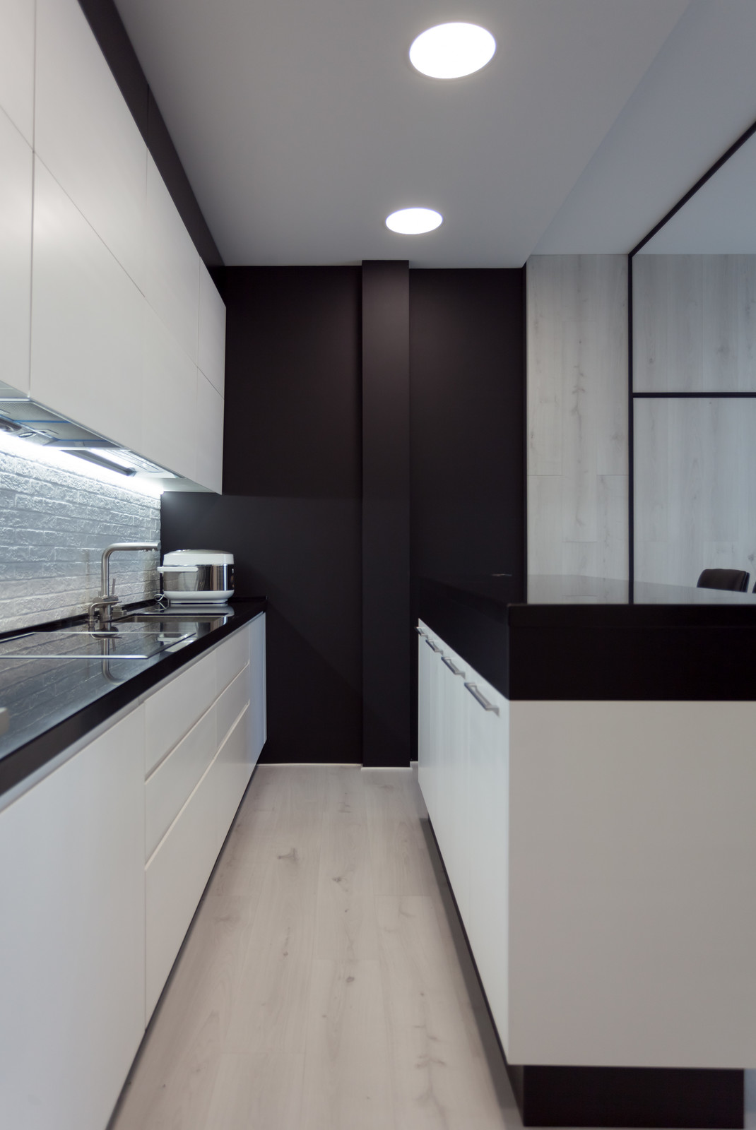 Современная квартира в черно-белых тонах