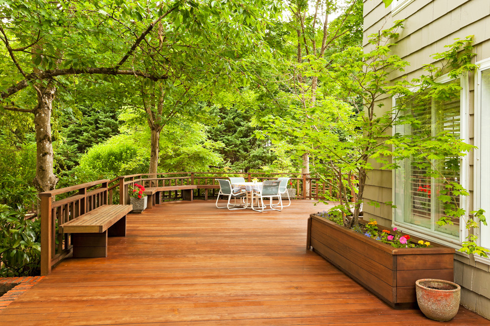 Photo of a large traditional deck in Los Angeles with no cover.