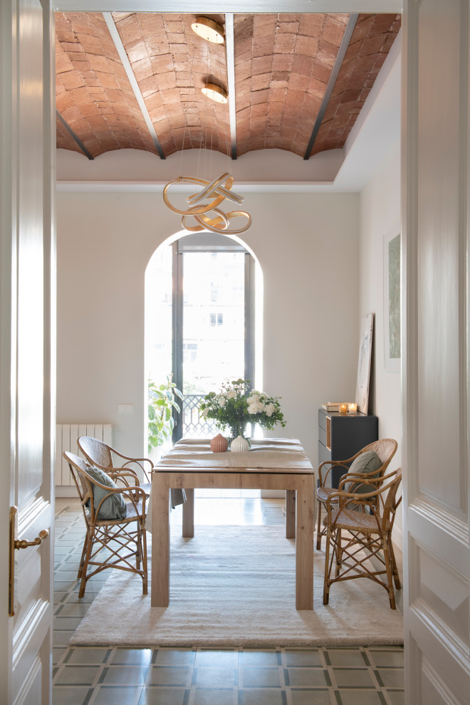 Diseño de comedor abovedado tradicional renovado grande abierto con paredes blancas, suelo de baldosas de cerámica y suelo gris