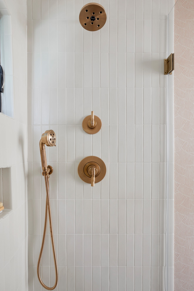Пример оригинального дизайна: маленькая детская ванная комната в современном стиле с душем в нише, белой плиткой, керамической плиткой, розовыми стенами, врезной раковиной, душем с распашными дверями, обоями на стенах, фасадами островного типа, коричневыми фасадами, полом из керамогранита, столешницей из искусственного кварца, серым полом, белой столешницей, тумбой под одну раковину и напольной тумбой для на участке и в саду