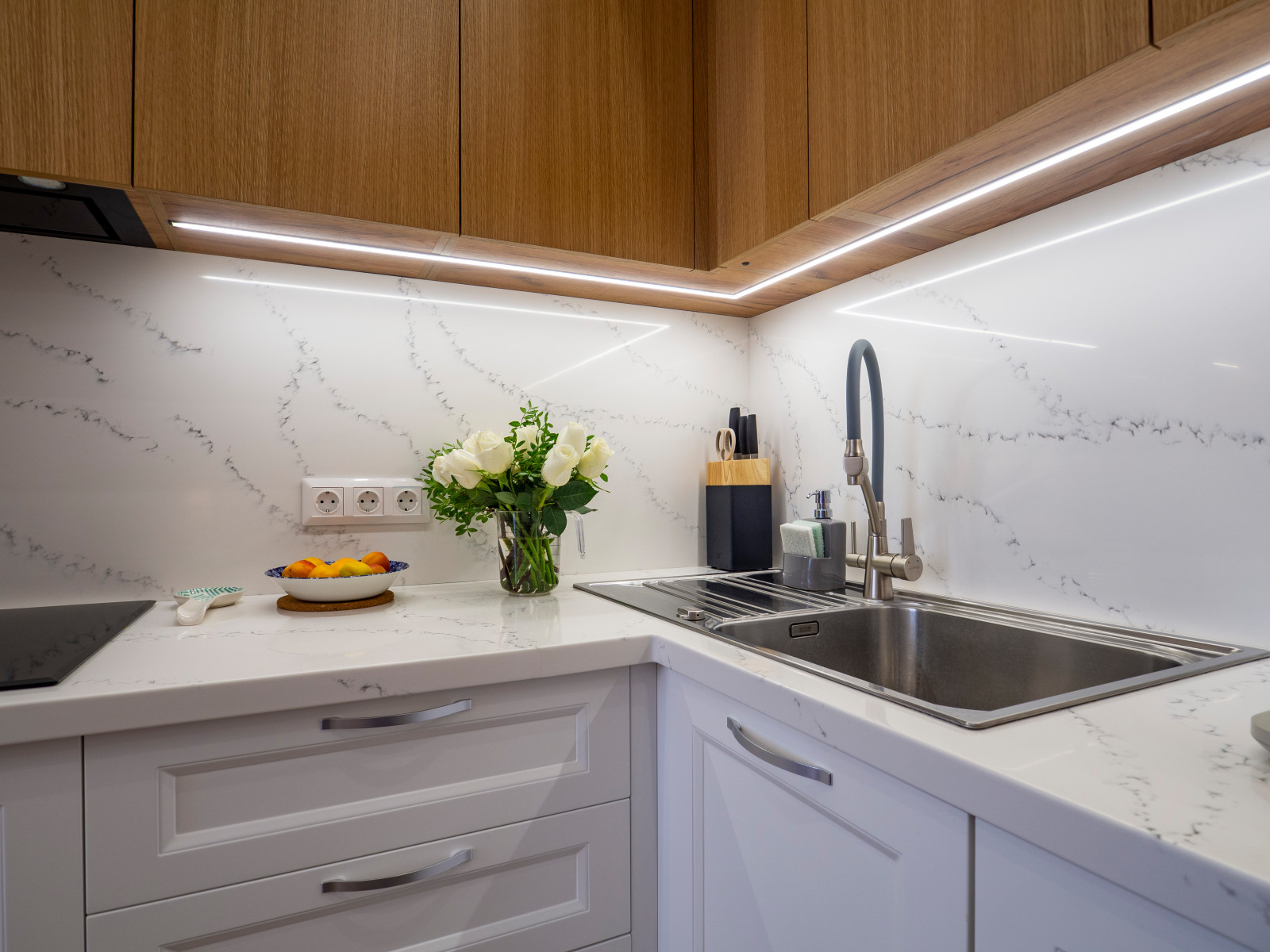 Уютная белая неоклассическая кухня с элементами под дерево