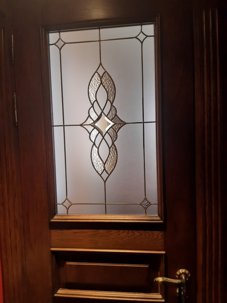 Межкомнатные двери с витражами