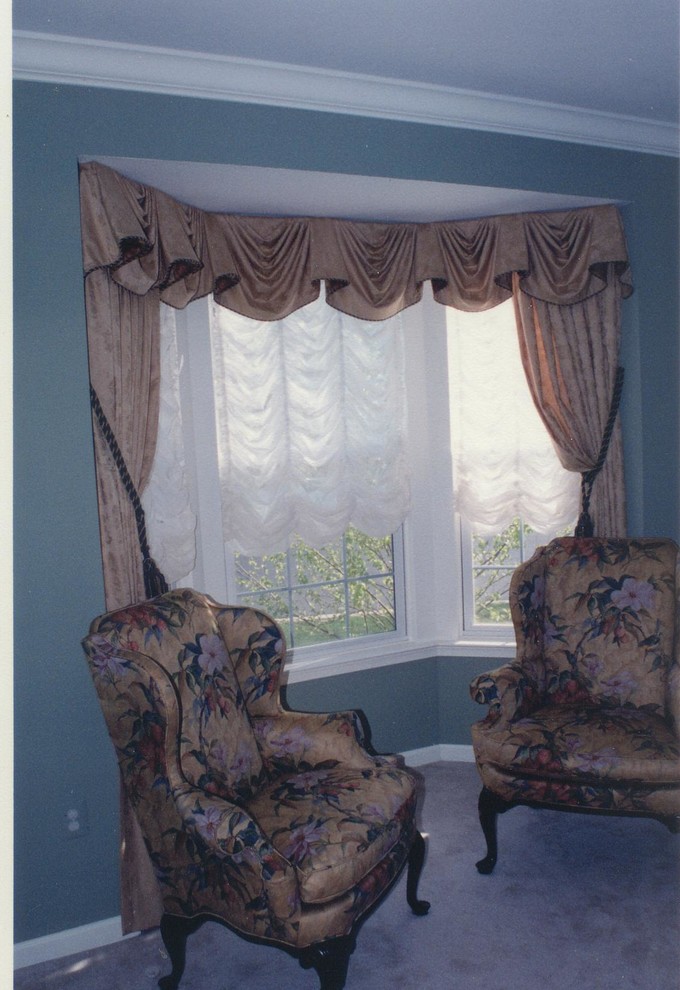 Traditional living room in DC Metro with blue walls and carpet.