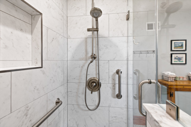 Transitional Edgemere Bathrooms nyklassisk-badevaerelse