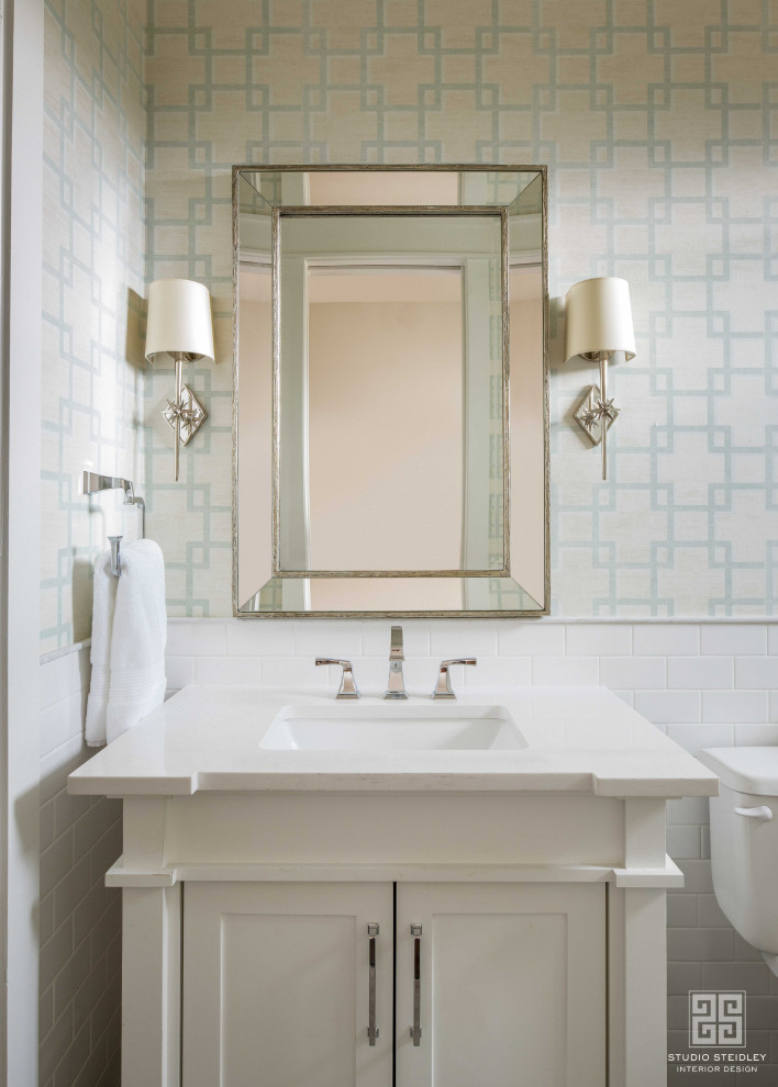Inredning av ett klassiskt mellanstort vit vitt toalett, med skåp i shakerstil, vita skåp, en toalettstol med separat cisternkåpa, vita väggar, klinkergolv i keramik, ett undermonterad handfat, granitbänkskiva och grått golv