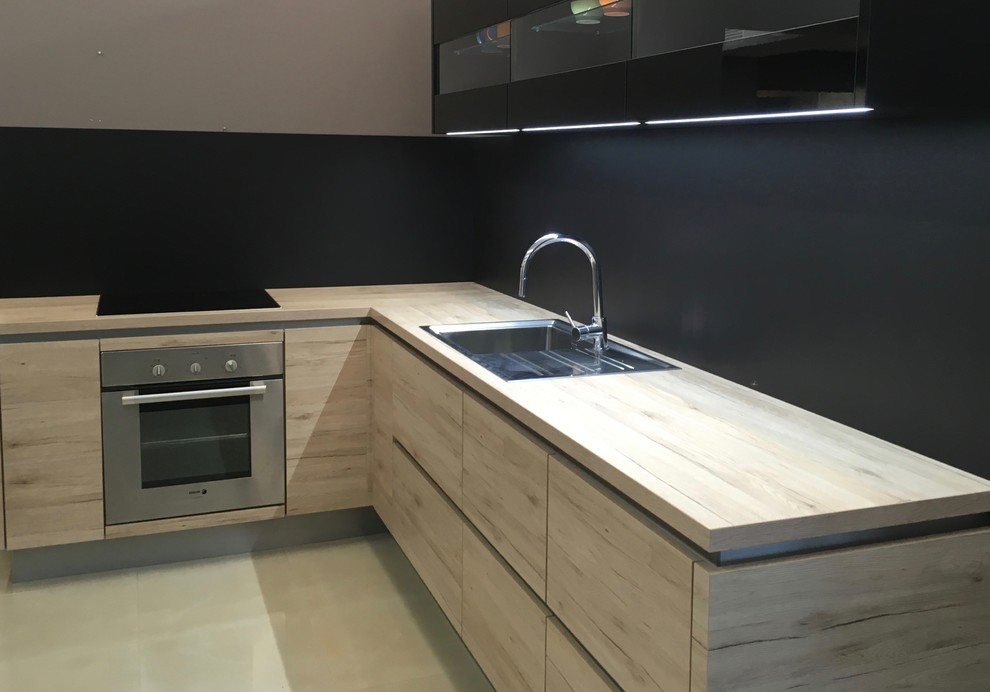 This is an example of a contemporary kitchen in Perth.
