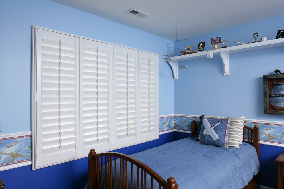 Mid-sized traditional kids' bedroom in Chicago with blue walls for kids 4-10 years old and boys.