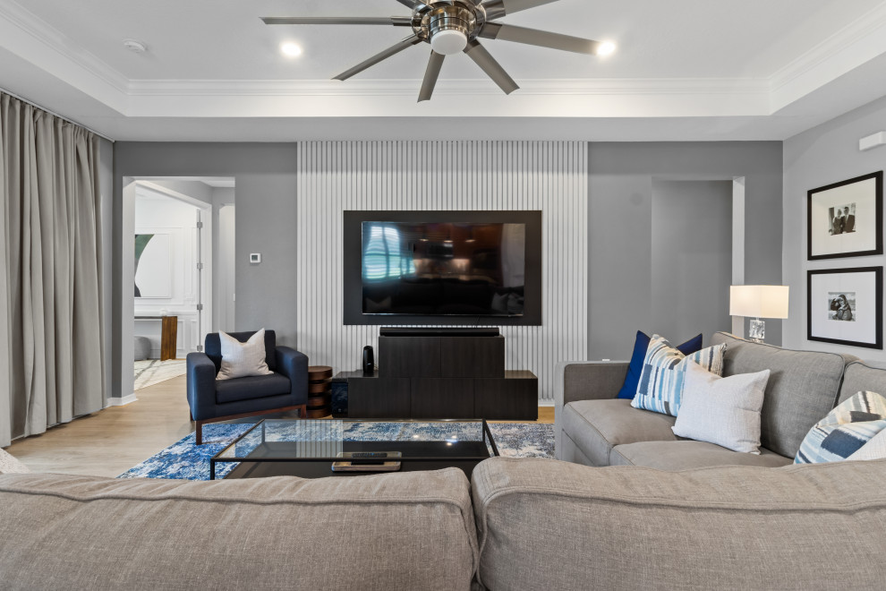 Großes, Offenes Modernes Wohnzimmer mit grauer Wandfarbe, Multimediawand und eingelassener Decke in Orlando