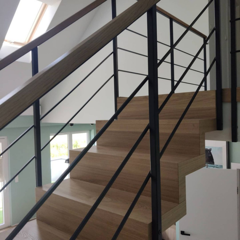 Medium sized modern wood u-shaped wire cable railing staircase in Moscow with wood risers.