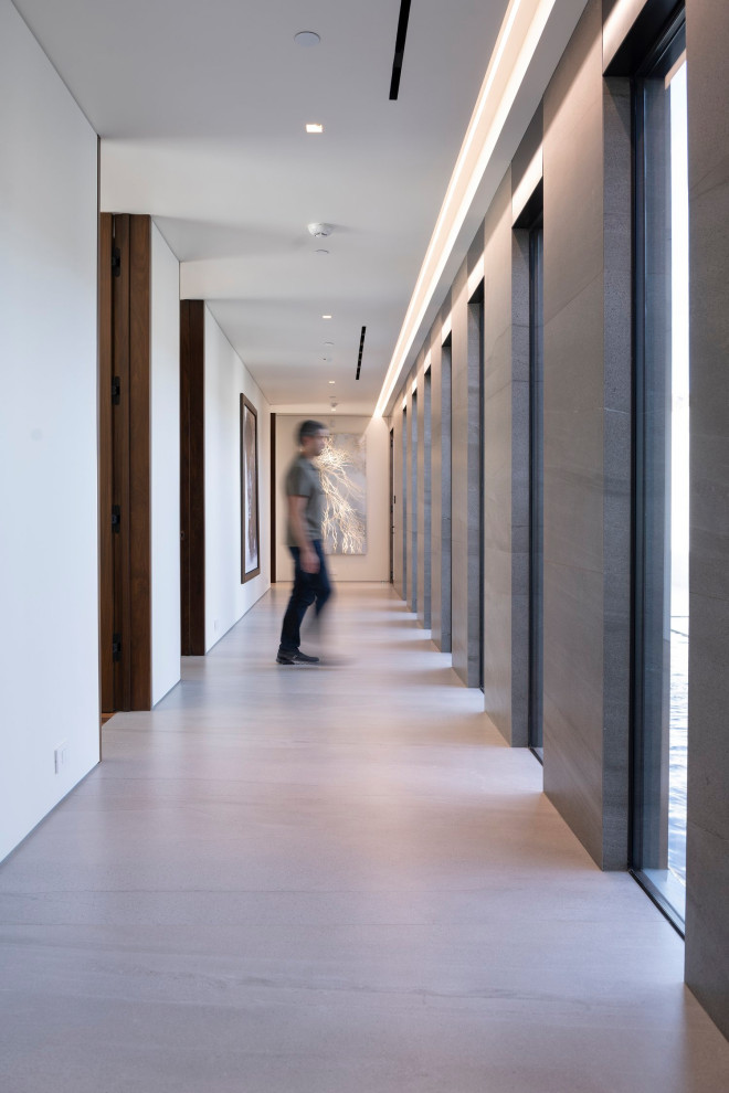 Foto di un grande ingresso o corridoio minimalista con pareti grigie, pavimento in gres porcellanato, pavimento bianco e soffitto ribassato
