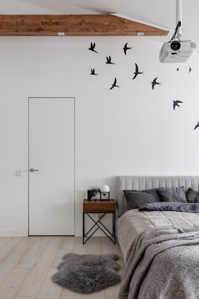 Diseño de dormitorio principal y blanco y madera nórdico grande con paredes blancas, suelo de madera clara, suelo beige y vigas vistas