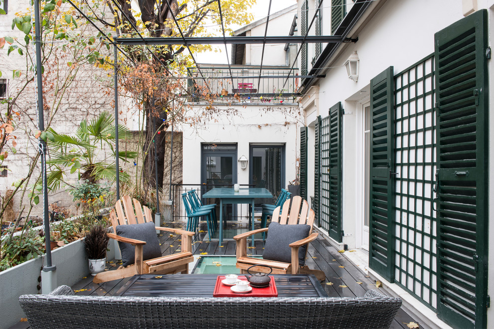 Contemporary deck in Paris with a pergola.