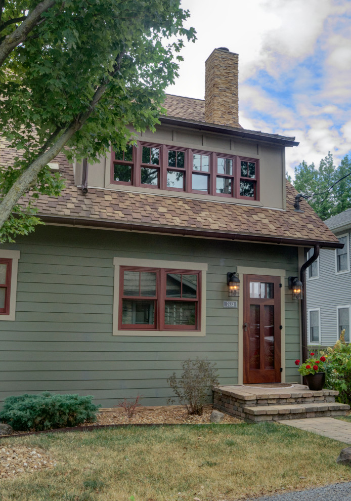 コロンバスにある高級な小さなトラディショナルスタイルのおしゃれな家の外観 (コンクリート繊維板サイディング、緑の外壁、下見板張り) の写真