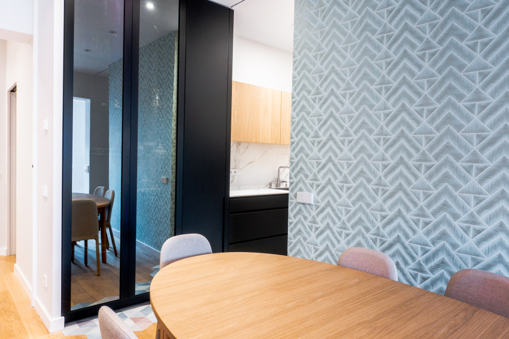 Inspiration pour une salle à manger design de taille moyenne avec un mur multicolore, un sol en carrelage de porcelaine et un sol beige.