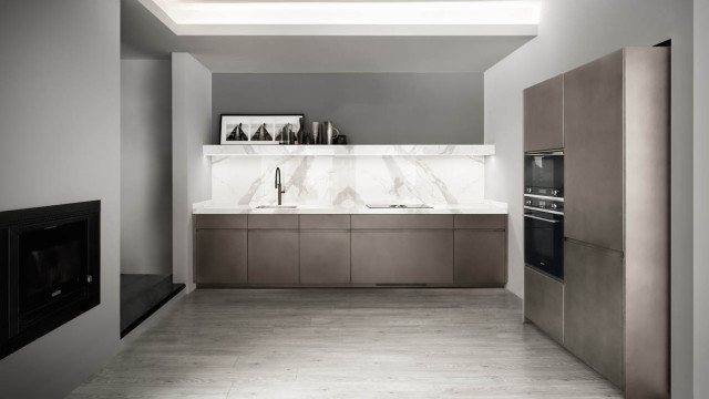 Kitchen with countertop and backsplash in Bianco Statuario Venato LAMINAM moderne-koekken