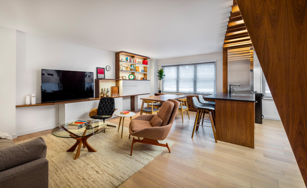 Foto di un piccolo soggiorno design aperto con pareti bianche, pavimento in legno massello medio, nessun camino, TV autoportante e pavimento marrone