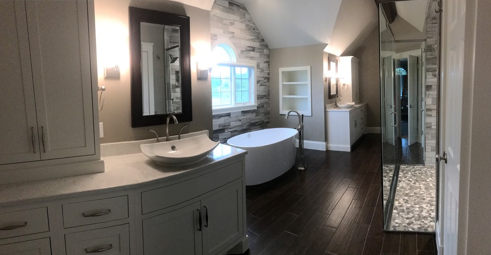 Example of a transitional bathroom design in Chicago